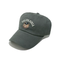 Primo piano di un cappellino da baseball grigio con ricamo di un orsetto - Grigio