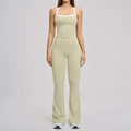 Tweeledige yogaset in saliegroen met witte contrastbies en broek met uitlopende pijpen - S / Vest + Flare Broek / Midzomergroen