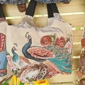 Detailansicht einer Ethno-Stofftasche mit Pfauenbestickung und einem braunen Knopfverschluss - Stil 3-Beige Pfau Blumen