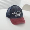 Detailansicht der Boston 1630 Stickerei auf der Kinder-Baseballkappe mit Mesh-Rückseite - Marineblau/Rot (Stil B)