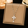 Élégant collier croix en acier inoxydable avec zircon goutte sur une boîte à bijoux dorée - Style Croix Plein Zircon / Argenté