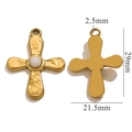 Ciondolo a croce in acciaio dorato con trama martellata e inserto in pietra lattea - Howlite