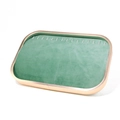 Dettaglio del vassoio per gioielli in velluto verde smeraldo con bordo in metallo dorato - Vassoio per braccialetti e collane