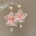 Dettaglio di orecchini a fiore in tessuto rosa con perle barocche e oro placcato - Stile Perla Artificiale Barocca in Tulle Rosa (25# Perno in Argento - Rosa)