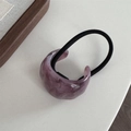 Vue détaillée de l'accessoire à cheveux en acrylique marbré violet sur élastique noir - Marbre Violet