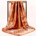 Eleganter kaffeebrauner Satinschal mit klassischen Paisleymustern auf einem Metallständer - Kaffeebraun