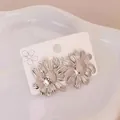 Schicke silberne Gänseblümchen-Ohrstecker aus poliertem Edelstahl auf einer Karte - Silber Sonnenblume Gänseblümchen (46)