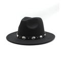Détail d'un chapeau fedora noir avec bande décorative à conchos argentés bohème - M (56-58cm) / Noir