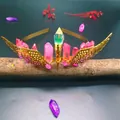 Handgefertigte rosa Kristallkrone mit goldenen Metallflügeln und Regenbogen-Quarz-Säule - Rosa Kristall + Goldene Flügel