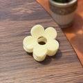 Détail d'une pince à cheveux fleur crème de 5cm avec texture marbrée sur bois - 5cm / Blanc floral crémeux