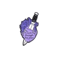 Spilla smaltata cuore viola con pugnale e scritta artistica Live Through The Pain - Cuore e Pugnale