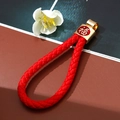 Portachiavi in pelle intrecciata rossa con fibbia dorata e simbolo portafortuna Fu - Corda Intrecciata con Carattere della Fortuna / Rosso