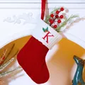 Rote gestrickte Weihnachtssocke mit weißem Rand und gesticktem Buchstaben K und Stechpalme - Buchstabe K / Rot
