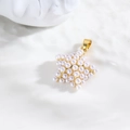 Eleganter Gold-Sternanhänger mit Perleneinlagen auf weißem Texturhintergrund - Gold Stern