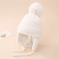 Détail du bonnet d'hiver blanc avec protège-oreilles, pompon et lanières tressées - 5-12 Ans / Blanc
