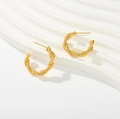 Détail de boucles d'oreilles créoles dorées 18K avec texture torsadée sur fond blanc - Texture Torsadée Or Forme C (款式2)