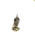 Scultura in miniatura di Sun Wukong in ottone con bastone su sfondo bianco - Re Scimmia Stile A (In Piedi sulla Roccia)