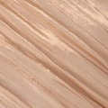 Macro detail van glanzende champagnegouden stof met geplooide textuur en metallic glans - S / Metaal Goud