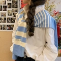 Scialle in maglia a righe blu e bianche sopra una camicia per un look a strati trendy - Celeste