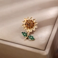 Détail d'une broche tournesol dorée ornée de strass ambre et de cristaux verts brillants - Tournesol couleur or et ambre rouge (LZ023)