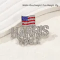 Spilla campagna Harris Walz con strass rossi blu e cornice in metallo argentato - Bandiera HARRIS WALZ (Argento)