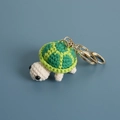 Portachiavi a forma di tartaruga in maglia verde e beige con gancio dorato - Ciondolo in Miniatura / Tartaruga Verde Germoglio