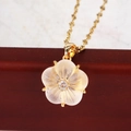 Gouden perzikbloesem ketting met witte schelpenbloem en kleine diamant hanger - Goud