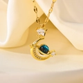 Makroaufnahme der goldenen Planetenkette mit blauem Kosmos-Stein auf beiger Seide - Verschachtelter Mond und Stern / Gold