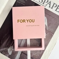 Caja de regalo rosa para joyas tipo cajón con letras doradas sobre fondo de periódico viejo - Rosa/Interior 9x9x2cm/Con Inglés