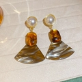 Détails de boucles d'oreilles en résine ambre en forme d'éventail avec perles dorées - 61# Tige d'oreille en argent-Marron-Triangle