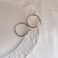 Minimalist silver hoop earrings for women presented on a white embossed floral ceramic plate - 3cm / Silver