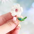 Elegante spilla a fiore e uccello con petali in smalto bianco e strass rosa lucidi - Stile Fiore e Uccello (Fiore 1)