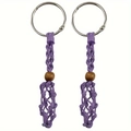 Détail de porte-clés en filet tissé violet avec perle en bois naturel et anneau métallique - Violet