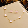 Parure de bijoux dorée avec collier à papillons roses et boucles d'oreilles clous - Ensemble Collier et Boucles d'Oreilles 2 Pièces (N3905)