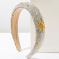 Detalle de diadema de esponja con pedrería plateada y cristales de estrellas doradas top - Dorado con Diamantes
