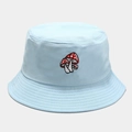 Détail de trois broderies champignons sur bob en coton bleu clair avec surpiqûres - M (56-58cm) / Bleu clair