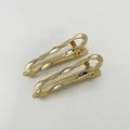 Detailansicht von zwei goldenen Metall-Haarspangen mit hohlem Wellendesign auf weißem Grund - Gold - 1 Paar