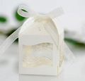 Detail lasergeschnittene Notenmuster auf elfenbeinfarbener Geschenkbox mit weißer Schleife - Elfenbein