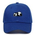 Dettaglio ricamo panda su cappello trucker blu con rete traspirante per protezione solare - Regolabile / Blu