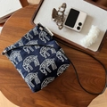 Dettaglio della borsa a tracolla in tela blu scuro con ricamo a pecora bianca e design - Blu Notte Con Ricamo Leopardato