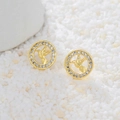 Detalle de pendientes de colibrí dorados con pavé de circonitas cúbicas brillantes - Colibrí