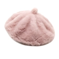 Dettaglio del berretto in peluche rosa con morbida texture in eco-pelliccia e pompon - M(56-58cm) / Rosa