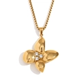 Collana placcata oro 18K con ciondolo a quadrifoglio e cristallo su sfondo bianco - Oro
