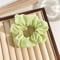 Lichtgroene bloemenkant scrunchie met geplooide stof in een sieradendoosje - Groene Seersucker