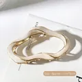 Pinza para el pelo color crema con diseño ondulado, marco de metal dorado y 11cm - Blanco