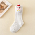 Detailansicht einer weißen Rippstrick-Socke mit süßem 3D-Plüsch-Schneemann-Dekor - XS (0-1 Jahre) / Weiß - Schal-Schneemann