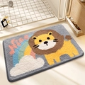 Tappetino bagno leone grigio con motivo arcobaleno e testo Nice su pavimento bianco - 40*60cm / Leone Arcobaleno