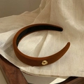Brown velvet padded headband with a gold vintage emblem for a stylish retro autumn look - Caramel color
