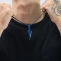 Nahaufnahme des blauen Pfeilanhängers an einer Boxkette, getragen von einem Mann - Blau Anhänger (Ohne Kette)