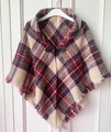 Poncho à carreaux beige à capuche avec bouton en corne et franges en fil bouclé - Rose